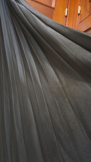 Falda negra satinada plisada Talla S