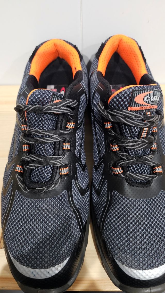 Zapatos de seguridad COFRA negros y naranjas