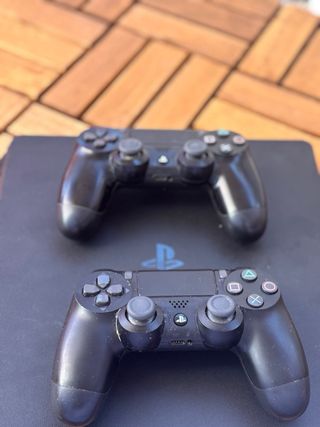 PS4 Slim 500GB con 2 mandos originales