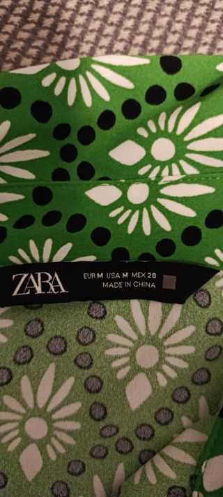 Blusa Zara verde estampada