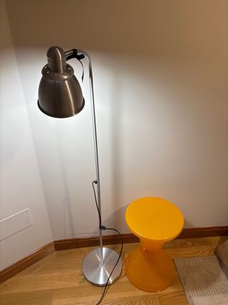 Lámpara de pie plateada.