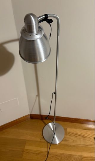 Lámpara de pie plateada.