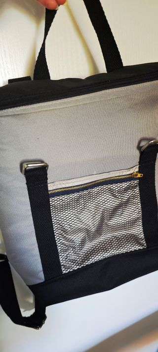 Mochila gris y negra. Tela impermeable y lavable.