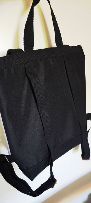 Mochila gris y negra. Tela impermeable y lavable.