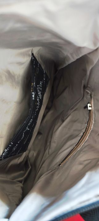 Mochila gris y negra. Tela impermeable y lavable.