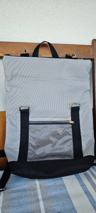 Mochila gris y negra. Tela impermeable y lavable.