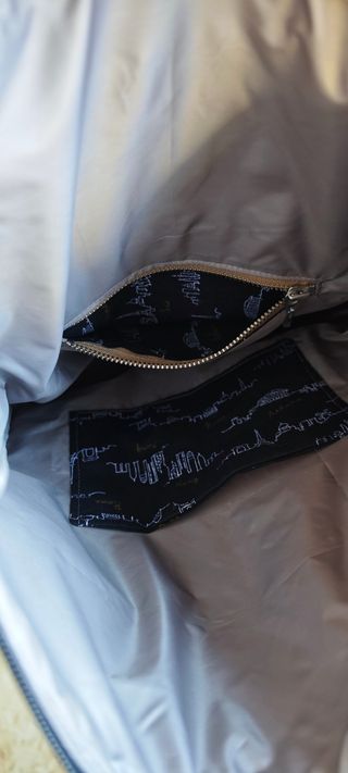 Mochila gris y negra. Tela impermeable y lavable.