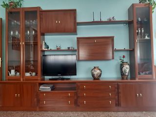 Mueble de comedor de madera y cristal