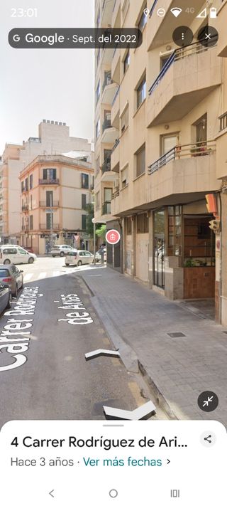 Plaza de garaje para coche mediano