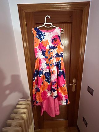 Vestido de fiesta con cola. No se ha usado nunca