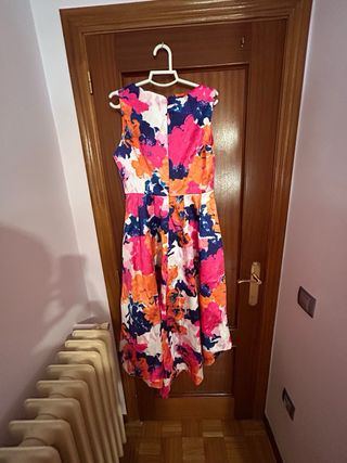 Vestido de fiesta con cola. No se ha usado nunca