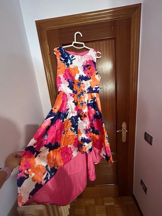 Vestido de fiesta con cola. No se ha usado nunca