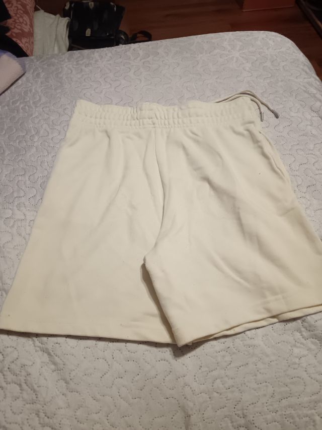 Pantalón corto beige con cordón