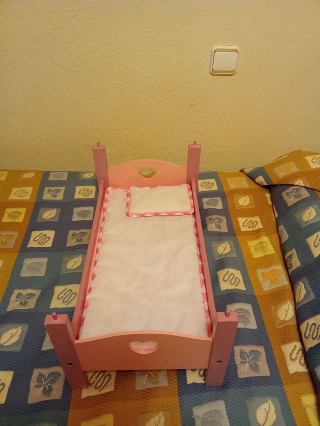 Cuna de muñecas rosa