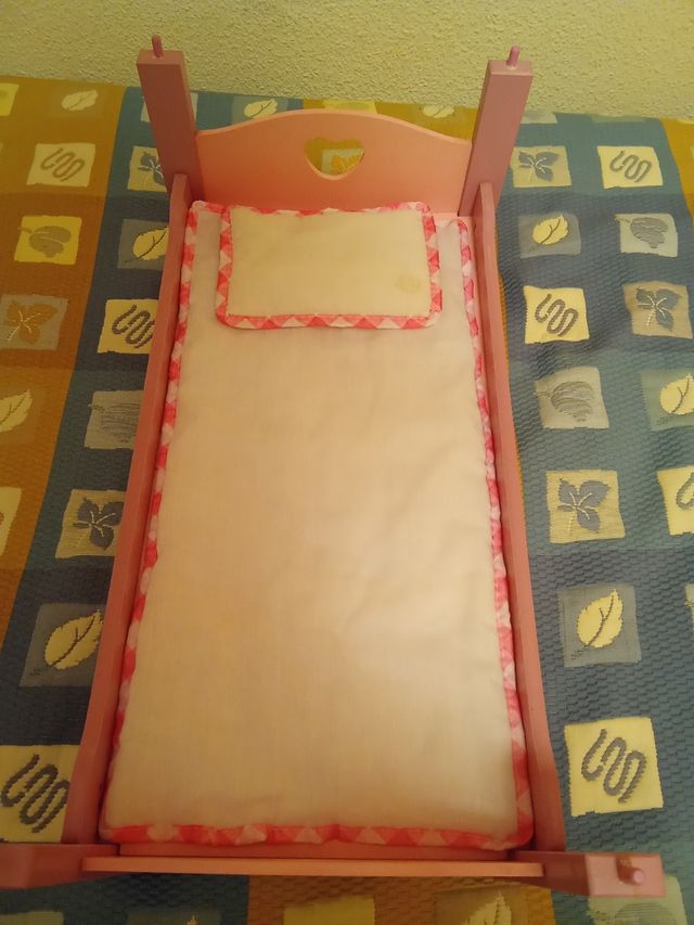 Cuna de muñecas rosa