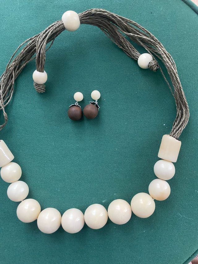 Collar y pendientes marfil vegetal 