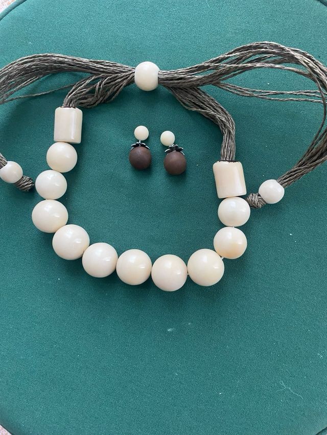 Collar y pendientes marfil vegetal 