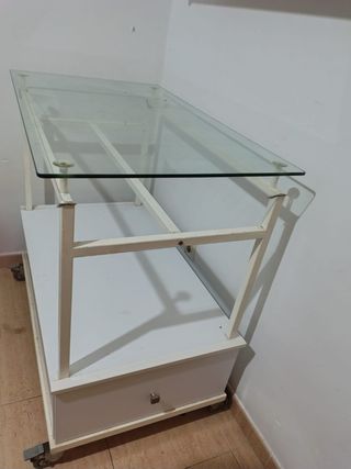 Mueble blanco y cristal