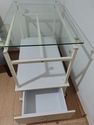 Mueble blanco y cristal