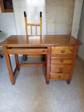 Scrivania in legno di pino