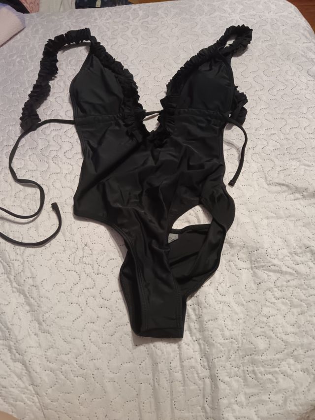 Bañador negro con volantes