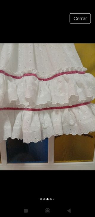 Bata flamenca blanca con volantes