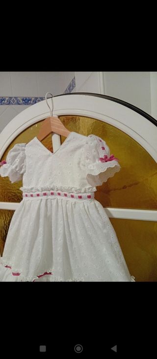 Bata flamenca blanca con volantes