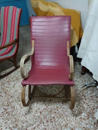 Mecedora vintage de cuero y madera