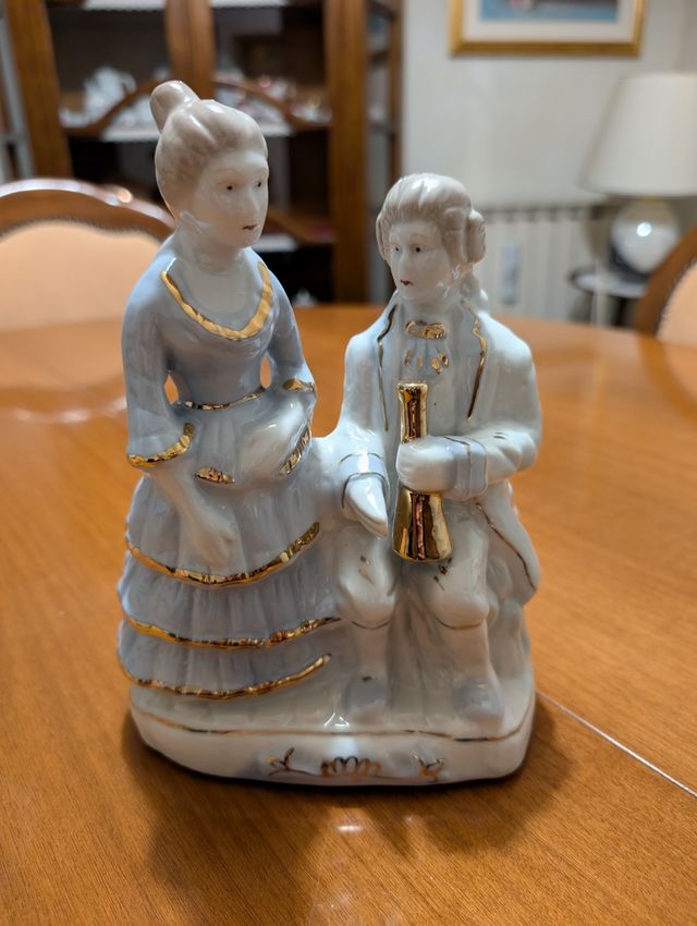 Statuina ceramica coppia dami oro