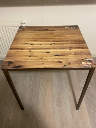Mesa de terraza metal estilo madera
