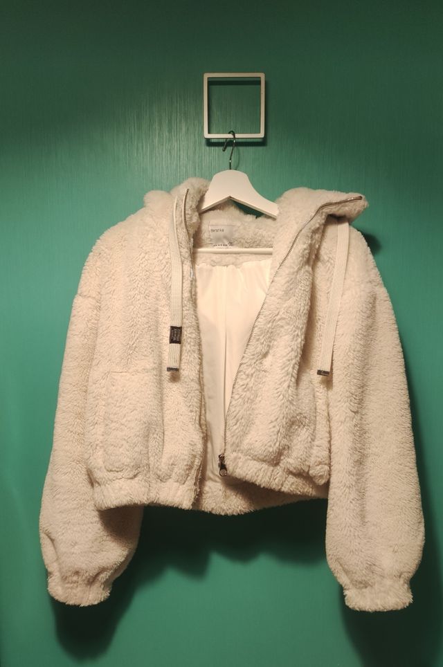 Abrigo Bershka blanco talla M