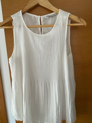 Camisa blanca sin mangas con plisado