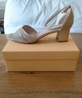 Zapatos de tacón dorados talla 40