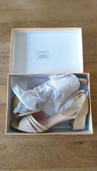 Zapatos de tacón dorados talla 40