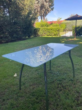 Mesa de cristal con patas metálicas