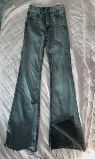 Pantalón campana Stradivarius negro