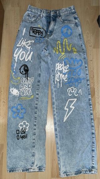 Pantalones vaqueros con estampado moderno