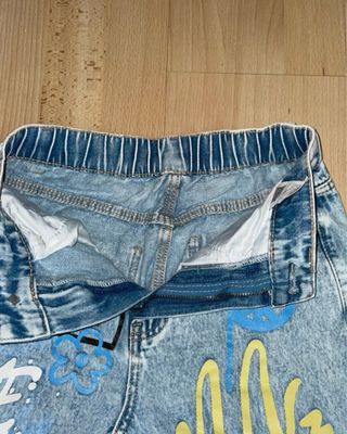 Pantalones vaqueros con estampado moderno