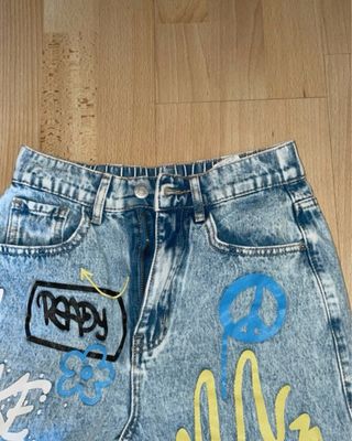 Pantalones vaqueros con estampado moderno