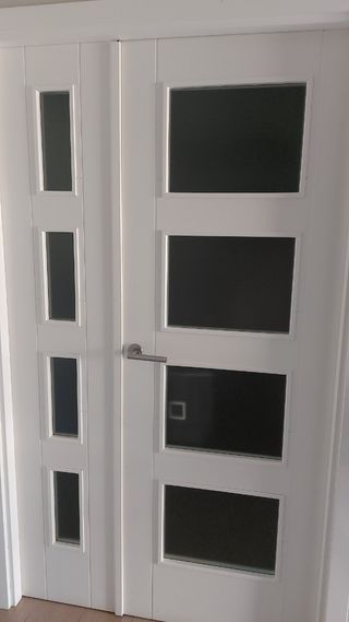 Puerta doble blanca con cristales