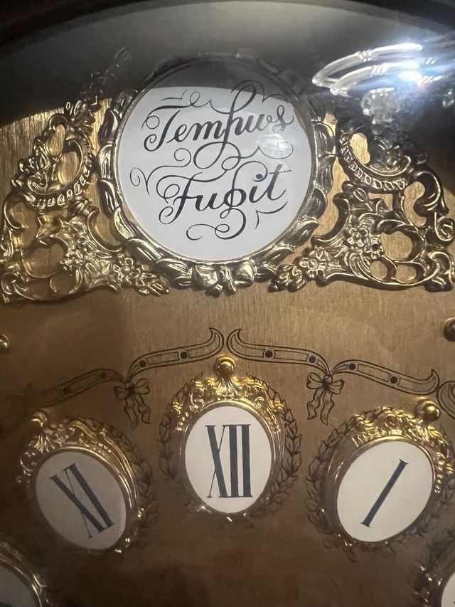 Reloj de pie de madera