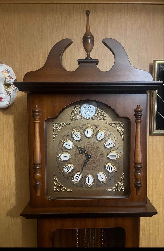 Reloj de pie de madera