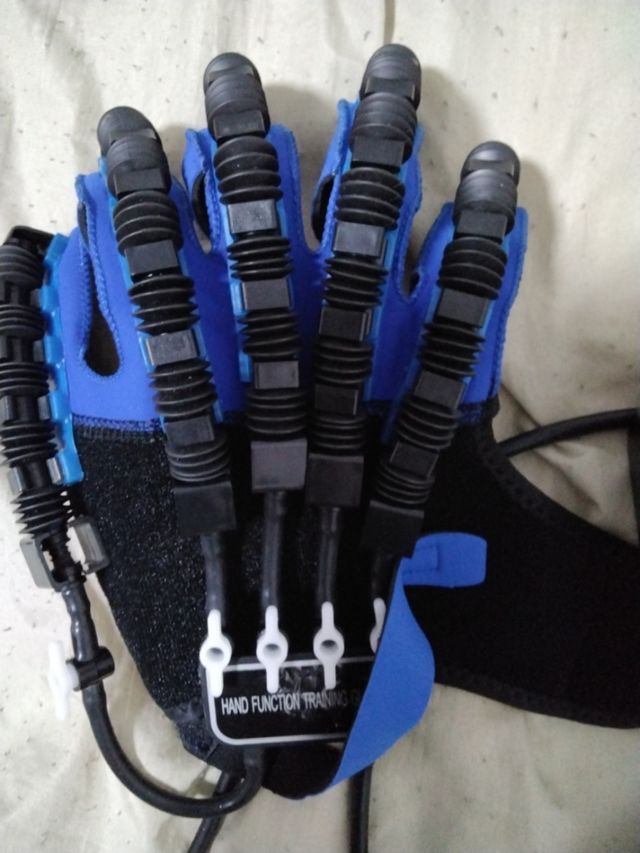 Guanti di riabilitazione per la funzione manuale