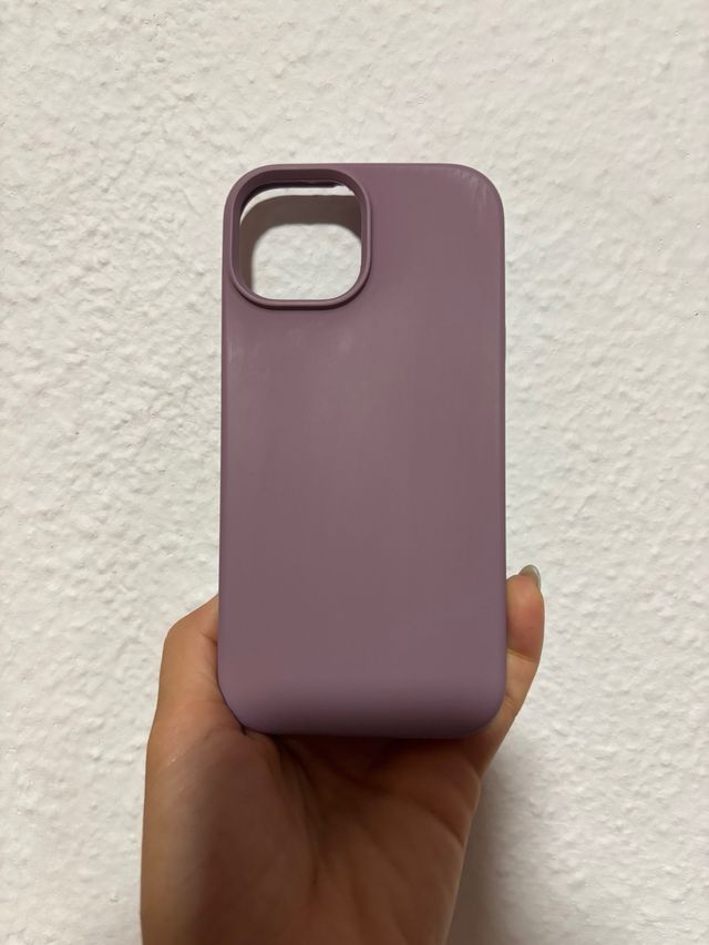 Funda iPhone 15 Morada y estampada con caritas