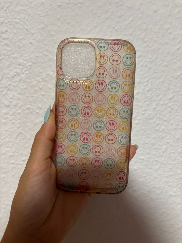 Funda iPhone 15 Morada y estampada con caritas