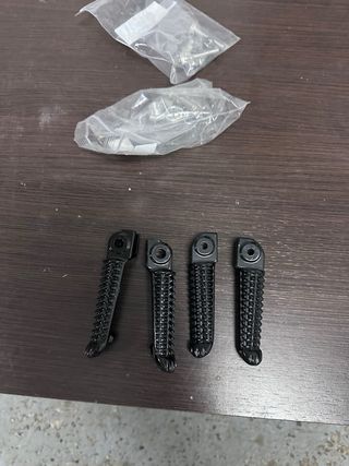 Reposapiés negros para moto