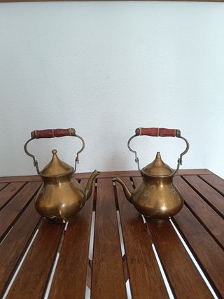 Conjunto de 2 bules decorativos em metal dourado