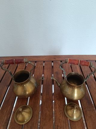 Conjunto de 2 bules decorativos em metal dourado