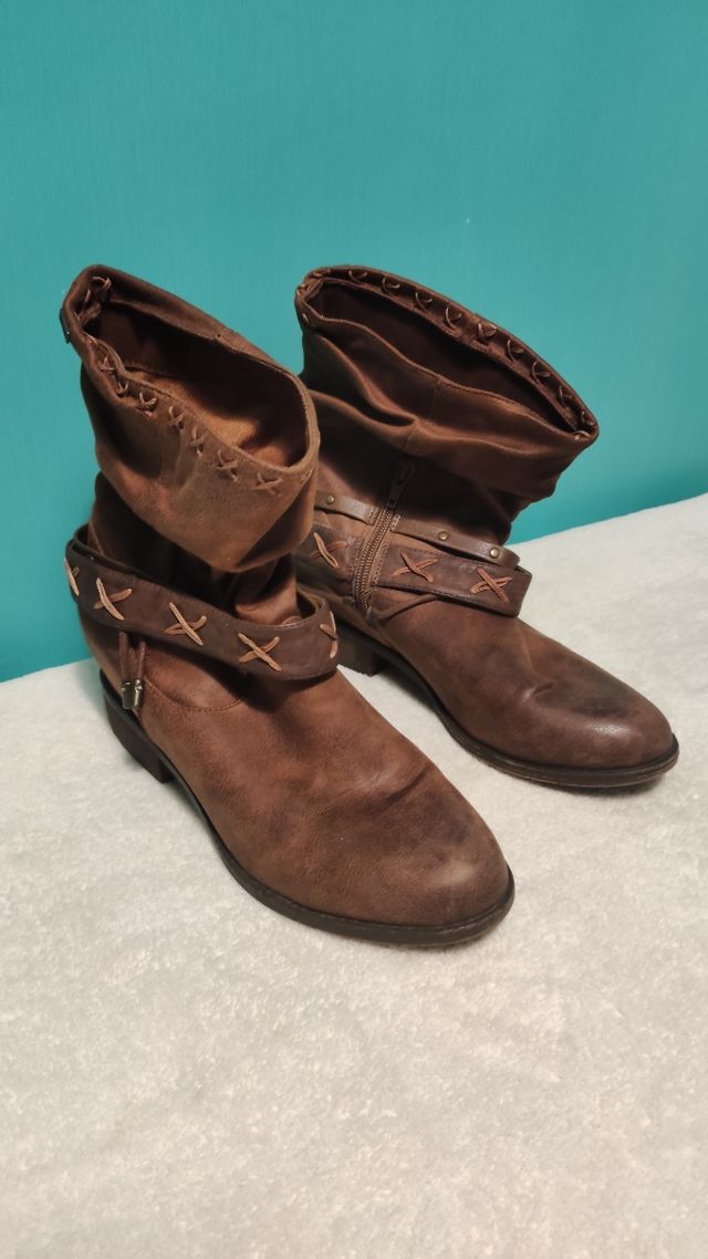 Botines marrones con detalle