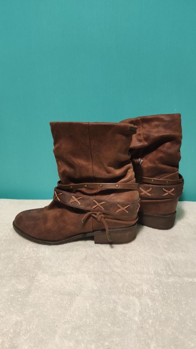 Botines marrones con detalle